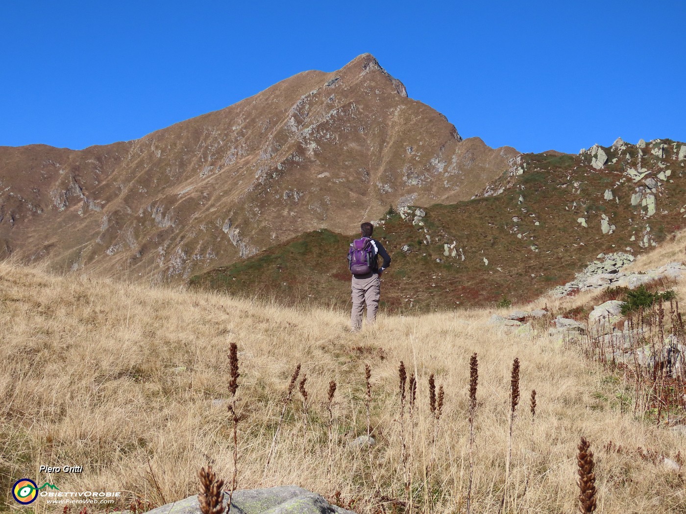 27 Il Fioraro si staglia nel cielo blu .JPG